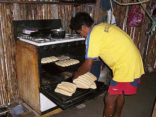 fornaio che sforna il pane